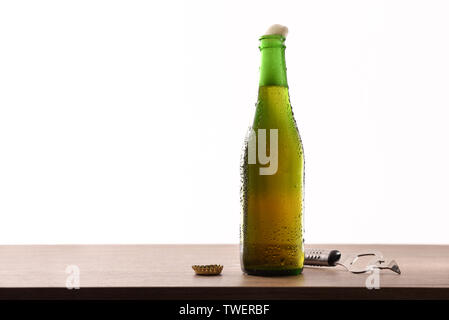 Grünes Glas Flasche mit funkelnden Flüssigkeit und weißen Hintergrund. Horizontale Komposition. Vorderansicht. Stockfoto