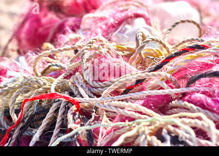 Ein kabelsalat Fischernetze Kunststoff Seil und andere Ablagerungen auf einer Küste Strand gespült. Speichern Sie die Planeten stock Bild. Stockfoto