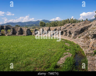 LUNI, Massa Carrara, ITALIEN Juni 2, 2019: Archäologische Überreste von antiken römischen Zeiten an Luni. Aka Portus Lunae. Das Amphitheater Amphitheater. Stockfoto