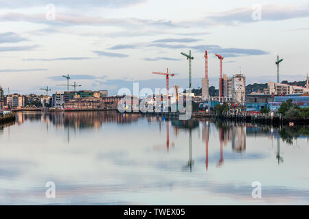 Die Stadt Cork, Cork, Irland. Juni, 2019 20. Krane dominieren die Skyline der Stadt mit neuen Entwicklungen in der ehemaligen Beamish & Crawford Brauerei und Stockfoto