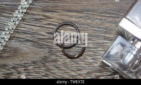 Handgefertigte coconut Ringe in luxuriösen Holz- Hintergrund. Natürliche und Artisan Hochzeit Ring Bands. Liebe und Union Konzept. Stockfoto