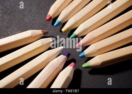 Gruppe von Bleistiften auf einen Tisch. Stockfoto