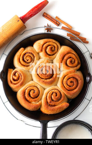 Hausgemachte Zimtbrötchen Gebäck mit Vanille Eis Stockfoto, Bild