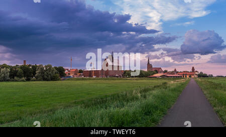 Altstadt Tangermünde, Gewitterwolken über der Stadt, Altmark, Sachsen-Anhalt Stockfoto