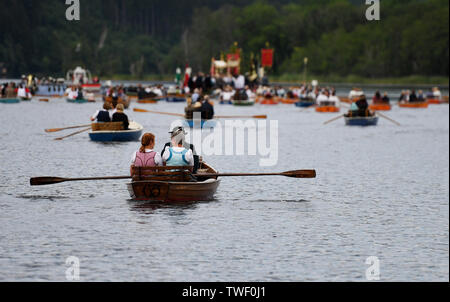 Seehausen, Deutschland. Juni, 2019 20. Die Gläubigen sitzen in ihren Boote während des Corpus Christi See Prozession am Staffelsee in Seehausen. Seit 1935 führt die Prozession von der Kirche des Dorfes auf den See. Von dort geht es mit dem Boot auf die Insel Wörth, zu den Wurzeln der Seehauser Pfarrkirche. Quelle: Angelika Warmuth/dpa/Alamy leben Nachrichten Stockfoto