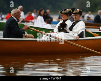 Seehausen, Deutschland. Juni, 2019 20. Die Gläubigen sitzen in ihren Boote während des Corpus Christi meer Prozession am Staffelsee in Seehausen. Seit 1935 führt die Prozession von der Kirche des Dorfes auf den See. Von dort geht es mit dem Boot auf die Insel Wörth, zu den Wurzeln der Seehauser Pfarrkirche. Quelle: Angelika Warmuth/dpa/Alamy leben Nachrichten Stockfoto