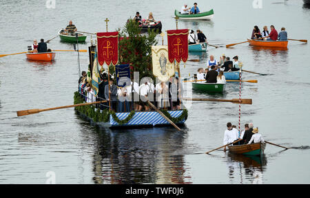 Seehausen, Deutschland. Juni, 2019 20. Die Gläubigen sitzen in ihren Boote während des Corpus Christi meer Prozession am Staffelsee in Seehausen. Seit 1935 führt die Prozession von der Kirche des Dorfes auf den See. Von dort geht es mit dem Boot auf die Insel Wörth, zu den Wurzeln der Seehauser Pfarrkirche. Quelle: Angelika Warmuth/dpa/Alamy leben Nachrichten Stockfoto