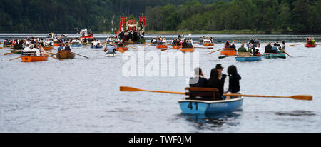 Seehausen, Deutschland. Juni, 2019 20. Die Gläubigen sitzen in ihren Boote während des Corpus Christi See Prozession am Staffelsee in Seehausen. Seit 1935 führt die Prozession von der Kirche des Dorfes auf den See. Von dort geht es mit dem Boot auf die Insel Wörth, zu den Wurzeln der Seehauser Pfarrkirche. Quelle: Angelika Warmuth/dpa/Alamy leben Nachrichten Stockfoto