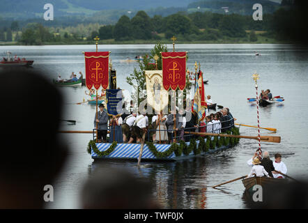 Seehausen, Deutschland. Juni, 2019 20. Die Gläubigen sitzen in ihren Boote während des Corpus Christi meer Prozession am Staffelsee in Seehausen. Seit 1935 führt die Prozession von der Kirche des Dorfes auf den See. Von dort geht es mit dem Boot auf die Insel Wörth, zu den Wurzeln der Seehauser Pfarrkirche. Quelle: Angelika Warmuth/dpa/Alamy leben Nachrichten Stockfoto