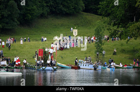 Seehausen, Deutschland. Juni, 2019 20. Die Gläubigen gehen von der Insel Wörth zurück zu ihren Booten während des Corpus Christi meer Prozession am Staffelsee in Seehausen. Seit 1935 führt die Prozession von der Kirche des Dorfes auf den See. Von dort geht es mit dem Boot auf die Insel Wörth, zu den Wurzeln der Seehauser Pfarrkirche. Quelle: Angelika Warmuth/dpa/Alamy leben Nachrichten Stockfoto