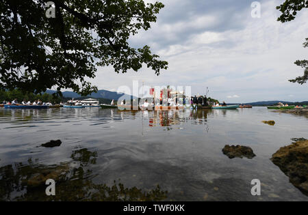 Seehausen, Deutschland. Juni, 2019 20. Die Gläubigen sitzen in ihren Boote während des Corpus Christi meer Prozession am Staffelsee in Seehausen. Seit 1935 führt die Prozession von der Kirche des Dorfes auf den See. Von dort geht es mit dem Boot auf die Insel Wörth, zu den Wurzeln der Seehauser Pfarrkirche. Quelle: Angelika Warmuth/dpa/Alamy leben Nachrichten Stockfoto