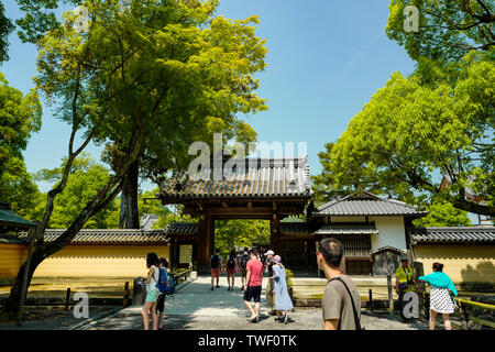 Kyoto, Japan, 30., Mai, 2017. Eingang zum Kinkaku-ji, der ebenfalls den Namen Tempel des Goldenen Pavillon, offiziell genannten Rokuon-ji. Es ist eines der am meisten Stockfoto