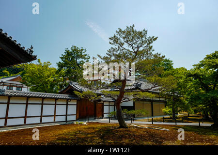 Kyoto, Japan, 30., Mai, 2017. Die Ansicht der Kinkaku-ji, der ebenfalls den Namen Tempel des Goldenen Pavillon, offiziell genannten Rokuon-ji. Stockfoto