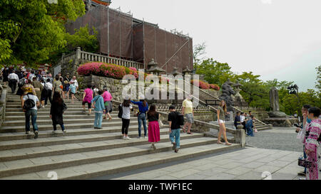 Kyoto, Japan, 30., Mai, 2017. Treppe zum Kiyomizu-dera, formal Otowa-san Kiyomizu-dera, ist eine unabhängige buddhistische Tempel in Kyoto. Die Stockfoto