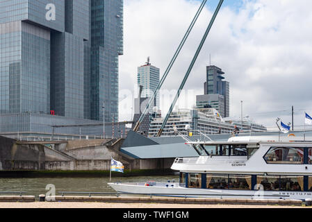 Rotterdam, Niederlande - 9. Mai 2019: Blick auf die Skyline von der Neuen Maas Grenzen mit Erasmus Brücke und De Rotterdam Gebäude im Hintergrund an einem bewölkten Tag Stockfoto