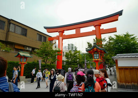 Kyoto, Japan, 31., Mai, 2017. Ein torii Eingang zum Heiligtum. Fushimi Inari Taisha ist der Kopf, der Schrein des kami Inari, in Fushimi-ku, Kyoto Stockfoto