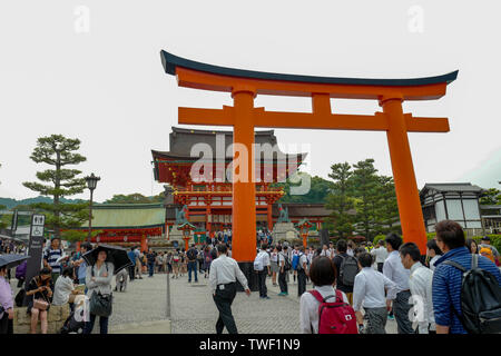 Kyoto, Japan, 31., Mai, 2017. Ein Tor des Heiligtums. Fushimi Inari Taisha ist der Kopf, der Schrein des kami Inari, in Fushimi-ku, Kyoto Stockfoto