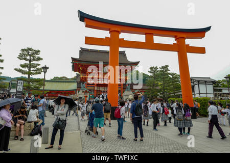 Kyoto, Japan, 31., Mai, 2017. Ein Tor des Heiligtums. Fushimi Inari Taisha ist der Kopf, der Schrein des kami Inari, in Fushimi-ku, Kyoto Stockfoto