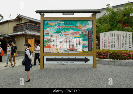 Kyoto, Japan, 31., Mai, 2017. Die Karte des Heiligtums. Fushimi Inari Taisha ist der Kopf, der Schrein des kami Inari, in Fushimi-ku, Kyoto, Japan. Stockfoto