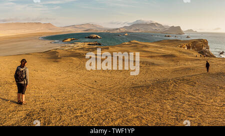 Küste von Arequipa in Peru während des Sonnenuntergangs. Wüste Küste in Peru Stockfoto