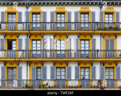 Gebäude-Fassade am Plaza De La Constitución in San Sebastian, Spanien Stockfoto