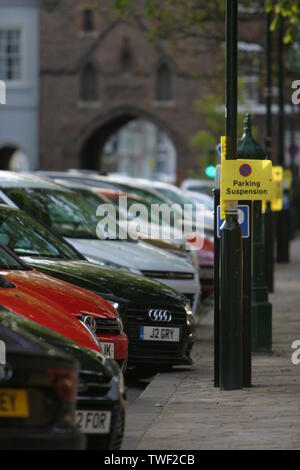 Belebte Straße in der historischen Marktstadt mit geparkten Autos und Parkschildern für Verkehrsbeschränkungen, North Bar, Beverley, East Riding of Yorkshire, Großbritannien Stockfoto