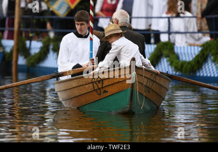 Seehausen, Deutschland. Juni, 2019 20. Die Gläubigen in der traditionellen Tracht sitzen in ihren Boote während des Corpus Christi meer Prozession am Staffelsee in Seehausen. Seit 1935 führt die Prozession von der Kirche des Dorfes auf den See. Von dort geht es mit dem Boot auf die Insel Wörth, zu den Wurzeln der Seehauser Pfarrkirche. Quelle: Angelika Warmuth/dpa/Alamy leben Nachrichten Stockfoto