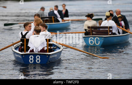 Seehausen, Deutschland. Juni, 2019 20. Die Gläubigen in der traditionellen Tracht sitzen in ihren Boote während des Corpus Christi meer Prozession am Staffelsee in Seehausen. Seit 1935 führt die Prozession von der Kirche des Dorfes auf den See. Von dort geht es mit dem Boot auf die Insel Wörth, zu den Wurzeln der Seehauser Pfarrkirche. Quelle: Angelika Warmuth/dpa/Alamy leben Nachrichten Stockfoto