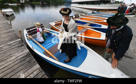 Seehausen, Deutschland. Juni, 2019 20. Die Gläubigen in der traditionellen Tracht Vorstand ihre Boote für die Prozession an Fronleichnam See Staffelsee in Seehausen. Seit 1935 führt die Prozession von der Kirche des Dorfes auf den See. Von dort geht es mit dem Boot auf die Insel Wörth, zu den Wurzeln der Seehauser Pfarrkirche. Quelle: Angelika Warmuth/dpa/Alamy leben Nachrichten Stockfoto