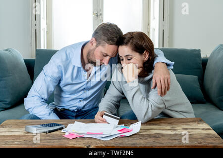 Junges Paar accounting Home Finanzen Rechnungen bezahlen Hypothek Kontoauszüge und Aufwendungen Verzweiflung, so viele Schulden in schlechten betonte financi Stockfoto