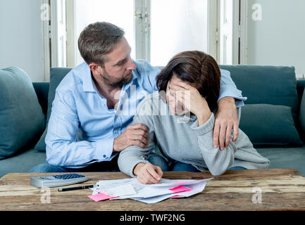 Junges Paar accounting Home Finanzen Rechnungen bezahlen Hypothek Kontoauszüge und Aufwendungen Verzweiflung, so viele Schulden in schlechten betonte financi Stockfoto