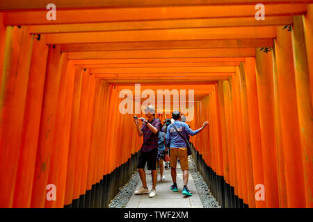 Kyoto, Japan, 31., Mai, 2017. Torii, die zu den äußeren Schrein. Fushimi Inari Taisha ist der Kopf, der Schrein des kami Inari, in Fushimi-ku Stockfoto