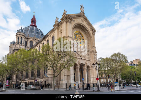 Paris, Frankreich, 12. April 2019: Die Eglise Saint-Augustin de Paris - Kirche St. Augustinus - Katholische Kirche gegen den blauen Himmel und weißen Wolken Stockfoto