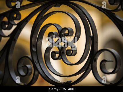 Dekorative Metallzaun mit verschwommenem Hintergrund Stockfoto