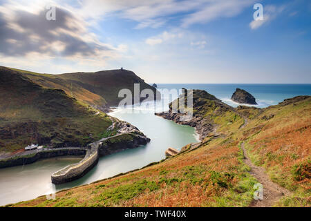 Der South West Coast Path in Boscastle Harbour. Stockfoto