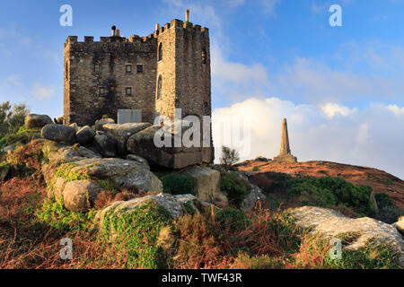 Das Schloss und das Denkmal auf Carn Brea. Stockfoto