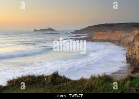 Godrevy Leuchtturm bei Sonnenuntergang eingefangen. Stockfoto