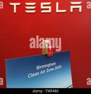 Tesla Vertriebsniederlassung in Touchwood Solihull, Großbritannien, zeigt ein Zeichen für Birmingham Clean Air Zone 2020. Am 18. Juni. 2019. Stockfoto