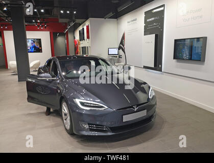 Tesla Vertriebsniederlassung in Touchwood Solihull, Großbritannien, zeigt ein Zeichen für Birmingham Clean Air Zone 2020. Am 18. Juni. 2019. Stockfoto