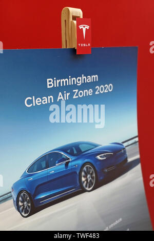 Tesla Vertriebsniederlassung in Touchwood Solihull, Großbritannien, zeigt ein Zeichen für Birmingham Clean Air Zone 2020. Am 18. Juni. 2019. Stockfoto