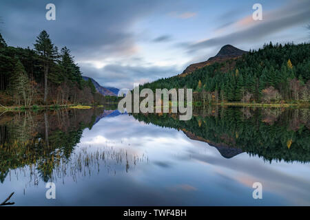 Der Pap von Glencoe in Glencoe Lochan wider. Stockfoto