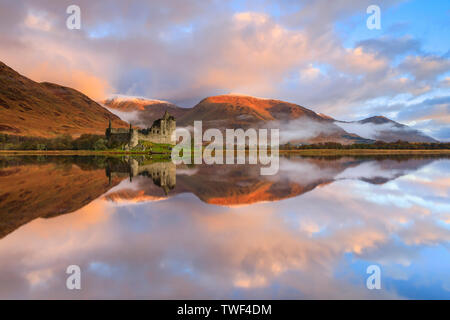 Kilchurn Castle am Loch Awe bei Sonnenaufgang eingefangen. Stockfoto