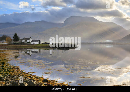 Ben Nevis, spiegelt sich in den Loch Linnhe. Stockfoto