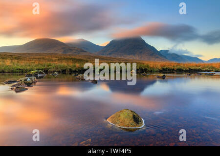 Ein Felsbrocken im Fluss Etive auf Rannoch Moor. Stockfoto