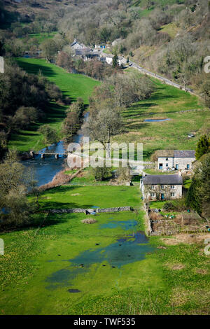 Monsal Dale und den Fluss Wye in der Derbyshire Dales. Stockfoto