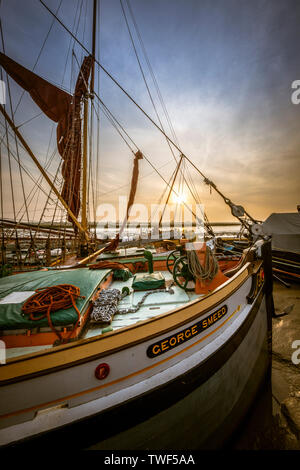 Thames sailing Lastkähne festgemacht am Kai in Maldon. Stockfoto