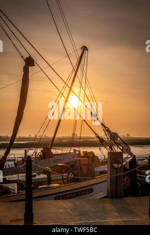 Thames sailing Lastkähne festgemacht am Kai in Maldon. Stockfoto