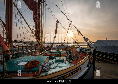 Thames sailing Lastkähne festgemacht am Kai in Maldon. Stockfoto