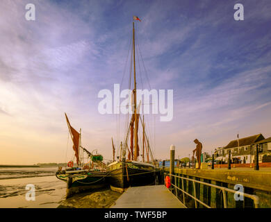 Thames sailing Lastkähne festgemacht am Kai in Maldon. Stockfoto