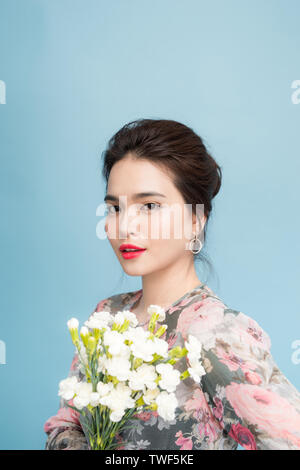 Portrait von Ausschreibung Asien Frau mit Blumenstrauß auf blauem Hintergrund Stockfoto